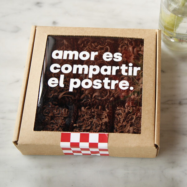 9 brownies amelcochados, bañados en fudge y con rulos de chocolate